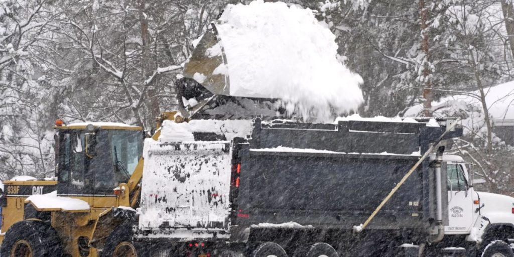 Heavy Lake Effect Snow Hits Northeast and Midwest, Emergency Declared in Several Areas (1)