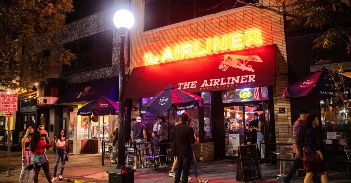 The Best College Bar in Iowa Has Been Revealed: Discover the Ultimate Hangout Spot for Students